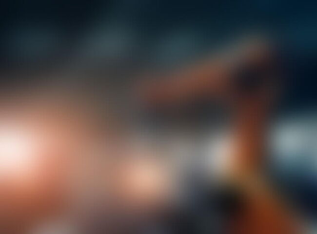 Roboterarm schweißt an einem Motor